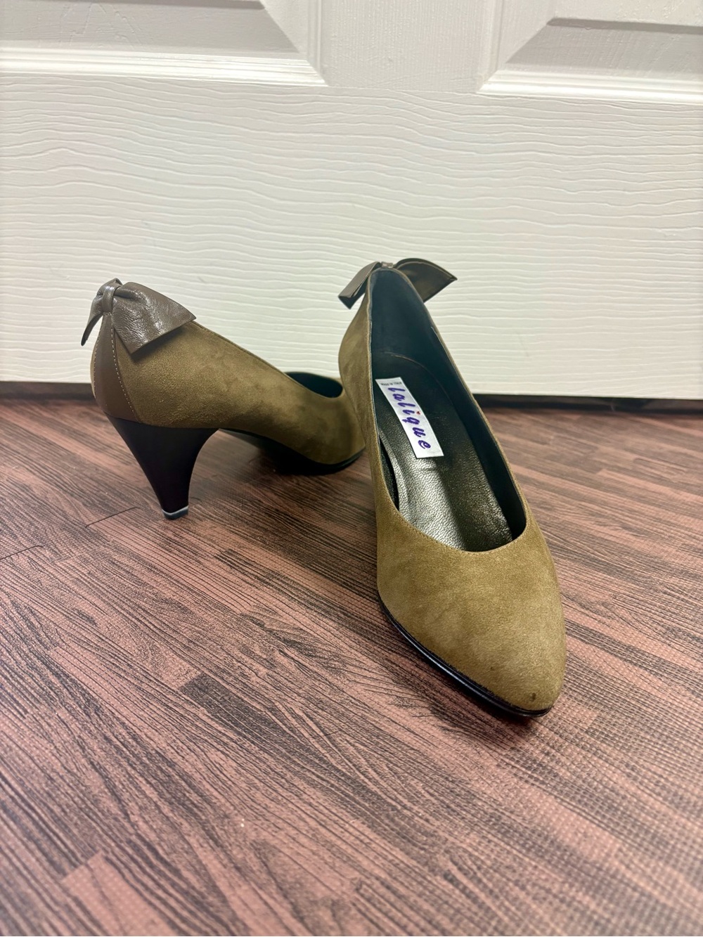 Lalique Olive Suede Pointed Toe Mid Heels with Bow Made in Italy size 39 (8.5-9)